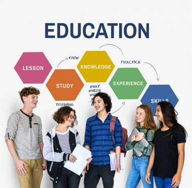  stüdyoda ayakta öğrenciler