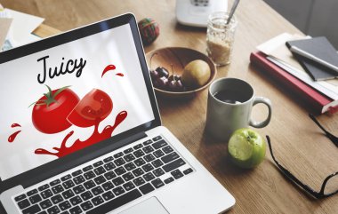 nesneleri ve masa üstünde laptop