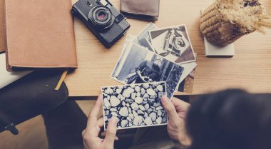 Genç fotoğrafçı fotoğraf için arıyorsunuz