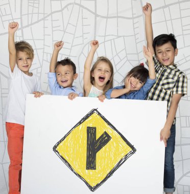 küçük çocuklar afişini holding