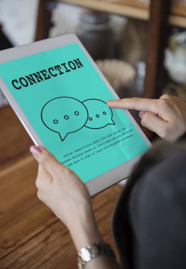 Dijital tablet kullanan kişi