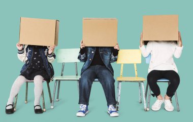 kafaları kutulara çocuklarla