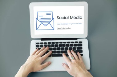 Dizüstü bilgisayarda yazan kadın klavyesi