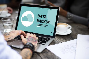 Dizüstü bilgisayarda çalışan kadın