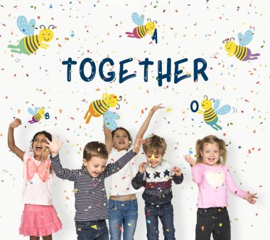 mutlu çocuk konfeti atma