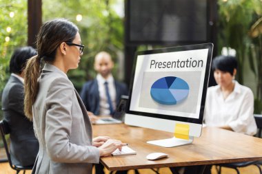 Bilgisayarda çalışan iş kadını