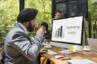 Bilgisayarda çalışan iş adamı