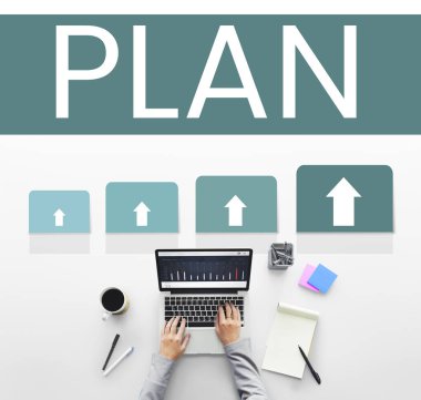 Dizüstü bilgisayar kullanan kişi eller