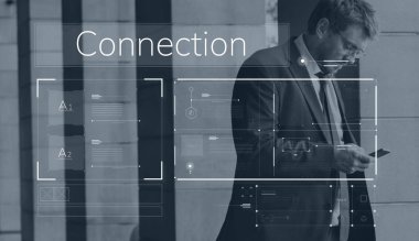 Akıllı telefon kullanan iş adamı