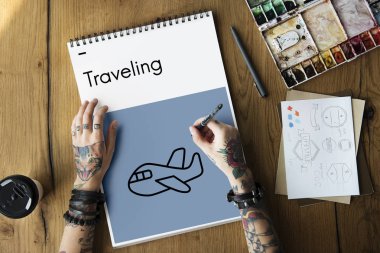 Dövmeli kadın eller 