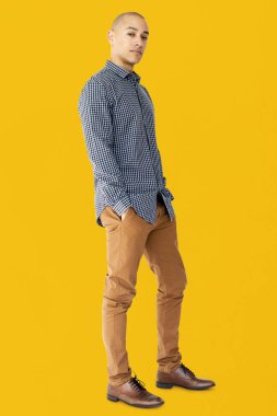 ciddi karışık yarış adam