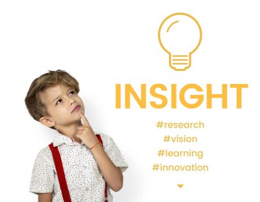 Küçük çocuk Studio düşünceli