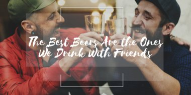 Arkadaşlar birlikte bira içmek