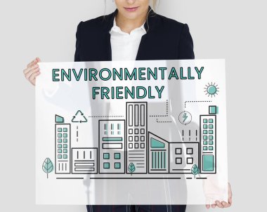 İşkadını cam afiş tutar