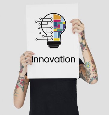 afişini tutan dövmeli kadın