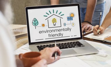 Masada dizüstü bilgisayar kullanan adam