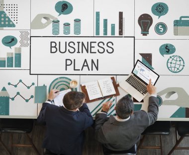 laptop ile çalışan takım elbiseli erkekler