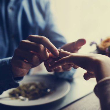 Adam kadının evlenme yüzüğü vermek 