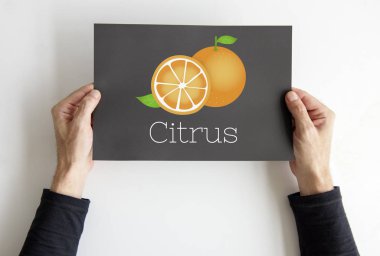 afişini holding eller 