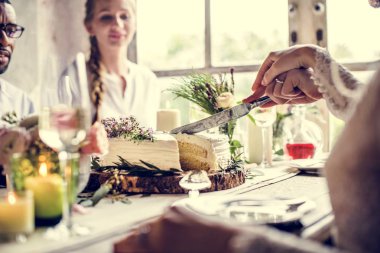 Gelin ve damat pasta kesiyor. 