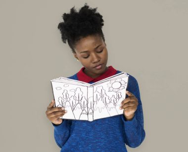 Afrikalı-Amerikalı kadın kitap okumak