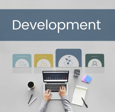 Dizüstü bilgisayar kullanan kişi eller