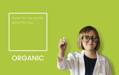 gözlük ve laboratuvar ceket giyen kız