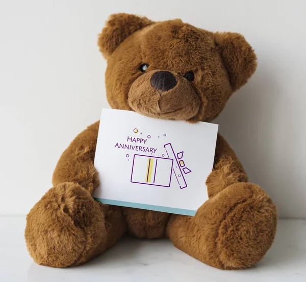 Brinquedo de urso de pelúcia e cartão de papel — Fotografia de Stock