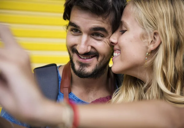 Para zakochanych, biorąc pod selfie — Zdjęcie stockowe