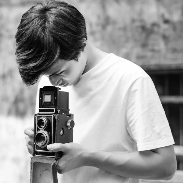Ασιατική άνθρωπο με φωτογραφική μηχανή φωτογραφιών — Φωτογραφία Αρχείου