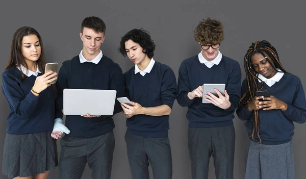 Studenten met behulp van elektronische apparaten — Stockfoto