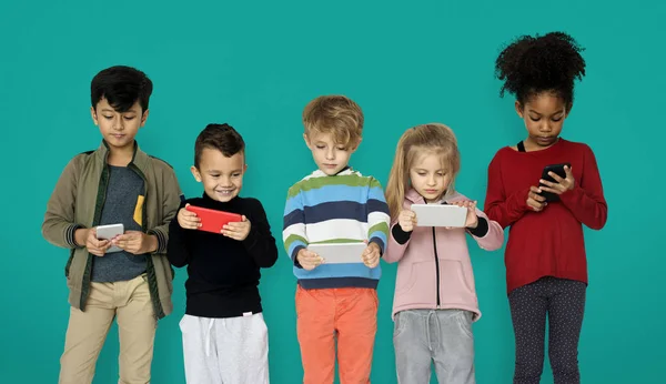 Küçük çocuklar dijital cihazlar kullanarak — Stok fotoğraf