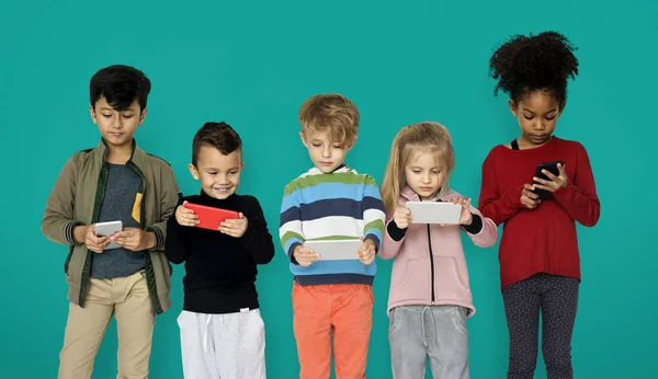 Mijn lieve kinderen, met behulp van digitale apparaten — Stockfoto