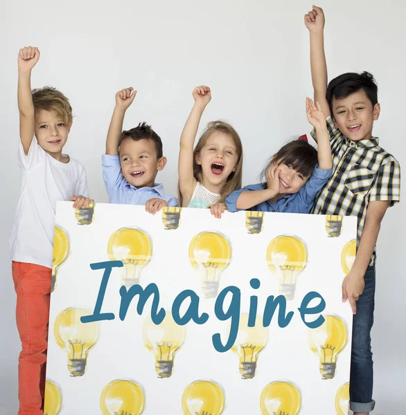 Niños pequeños sosteniendo pancarta —  Fotos de Stock