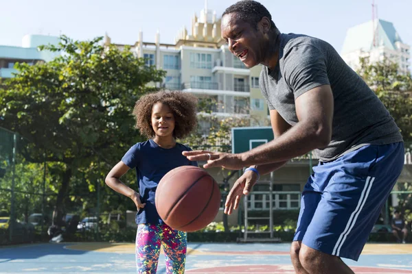 Padre e hija jugando baloncesto — Foto de Stock