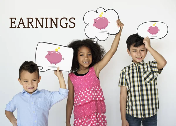 Crianças segurando bolhas de fala aéreas — Fotografia de Stock