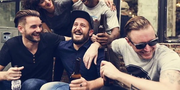 Grupo de amigos tomando cerveja — Fotografia de Stock