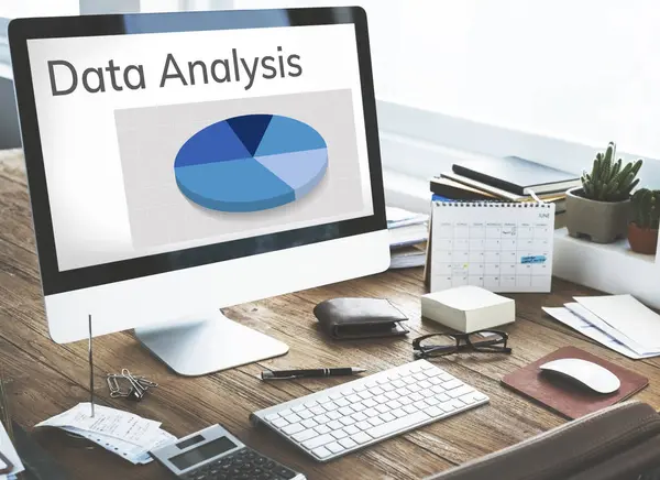 Datorskärmen på bord — Stockfoto