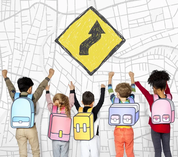 Visão traseira em escolares com mochilas — Fotografia de Stock