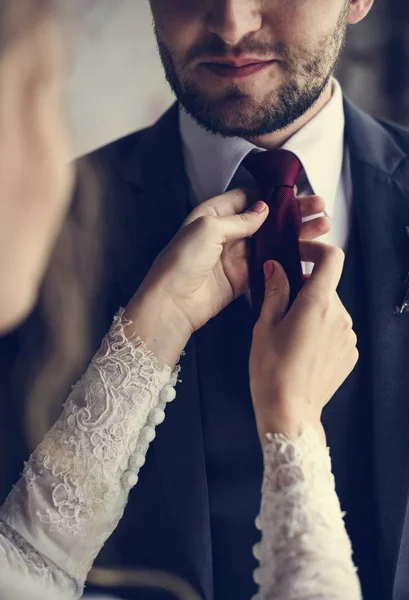 Наречена допомагає нареченому одягаються — стокове фото