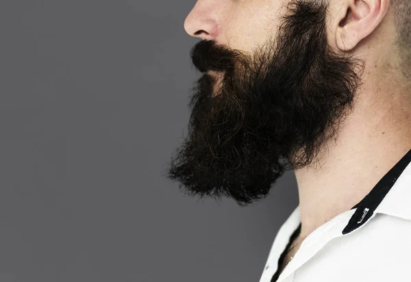 Взрослый мужчина с бородой позирует в студии — стоковое фото