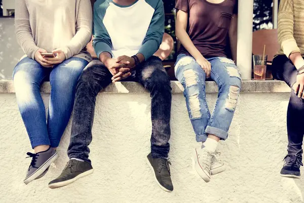 Arkadaşlar birlikte vakit geçiriyorlar.