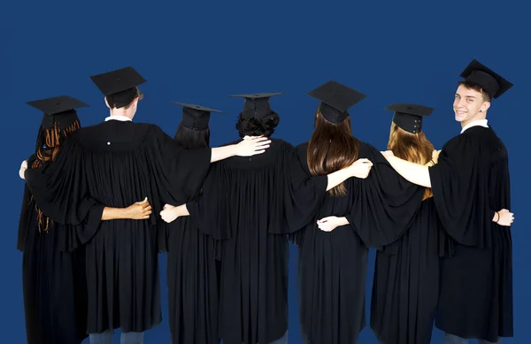 Estudantes usando bonés e vestidos — Fotografia de Stock