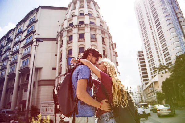 Pareja enamorada abrazándose en la ciudad — Foto de Stock