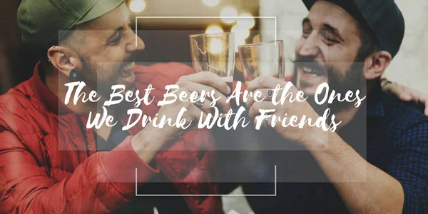 Amigos bebiendo cerveza juntos —  Fotos de Stock