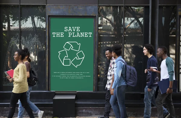 çok ırklı öğrenciler sokakta yürüme