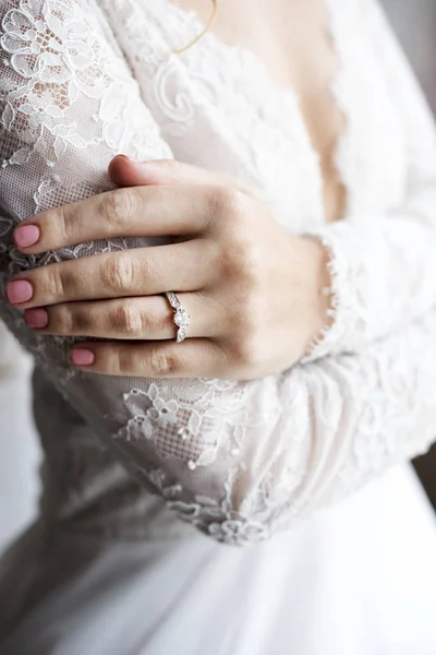 Novia Mostrando anillo de boda —  Fotos de Stock
