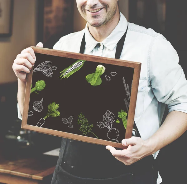 siyah önlük poster tutan adam