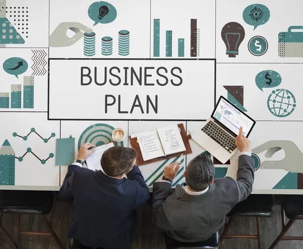 laptop ile çalışan takım elbiseli erkekler