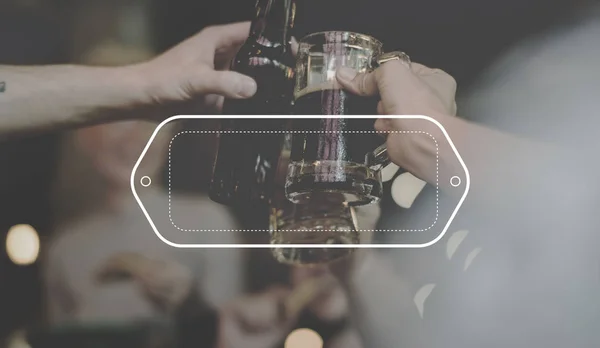 Vänner som dricker öl — Stockfoto